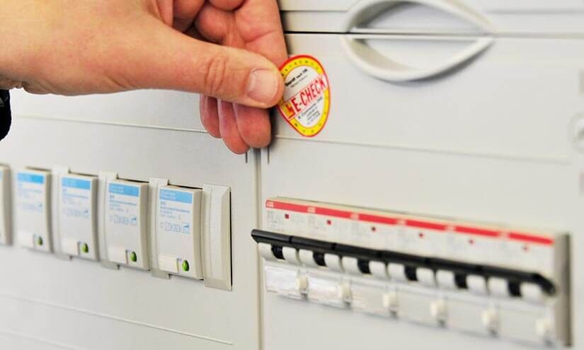 Bei der Durchführung der Prüfung (E-CHECK) werden Maßnahmen und Prüfergebnisse vorschriftsmäßig von den befähigten Mitarbeitern der Firma Cummerow Elektro-Anlagen protokolliert und mit Unterschrift bestätigt, bevor die E‑CHECK-Prüf­plakette vergeben wird.