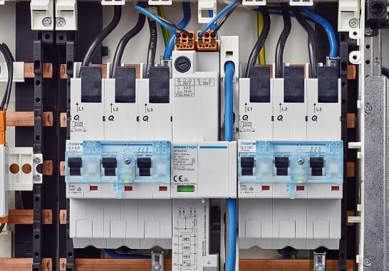 Bei der Erneuerung der Elektroinstallation in Hamburger Altbauten sind die Elektriker von Cummerow Elektro-Anlagen in ihrem Element. Wir schaffen mehr Sicherheit, z. B. mit neuester Technik der Marke Hager. (Mehr Infos unter hagergroup.com.)