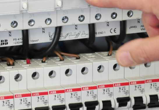 Fachgerechte Elektro&shy;sanierung im Altbau: Cummerow Elektro-Anlagen garan&shy;tiert die regel&shy;konforme Errich&shy;tung der Elektro&shy;in&shy;stal&shy;lation – in ganz Hamburg.