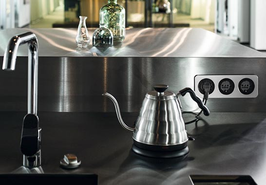 Für neue elektrotechnische Installationen in Hamburger Altbauten nutzen die Elektro­installa­teure und Elektro­niker für Energie- und Gebäude­technik der Firma Cummerow Elektro-Anlagen Lösungen der führenden Anbieter (wie hier von Berker).