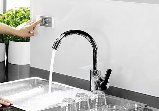 In diesem Installationsbeispiel sitzt der CLAGE-Durchlauferhitzer unter der Küchenspüle, die Wunschtemperatur wird gradgenau über ein separates Bedienfeld (Funkfernbedienung) eingestellt. Mehr über elektronische Durchlauferhitzer erfahren Sie bei uns.