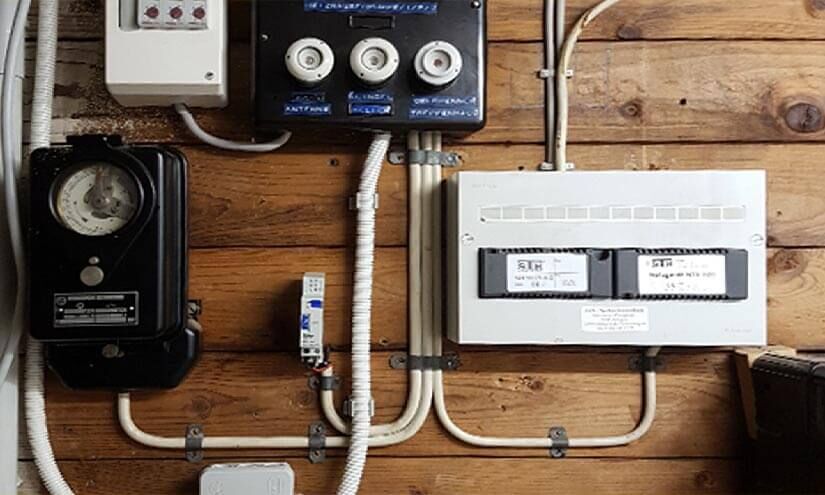 Beim E-CHECK in Hamburg überprüfen die Elektro­instal­la­teure und Elek­tro­niker für Energie- und Gebäude­technik von Cummerow Elektro-Anlagen die Elektrosicherheit und finden dabei auch solche Beispiele für fahrlässigen Leichtsinn.