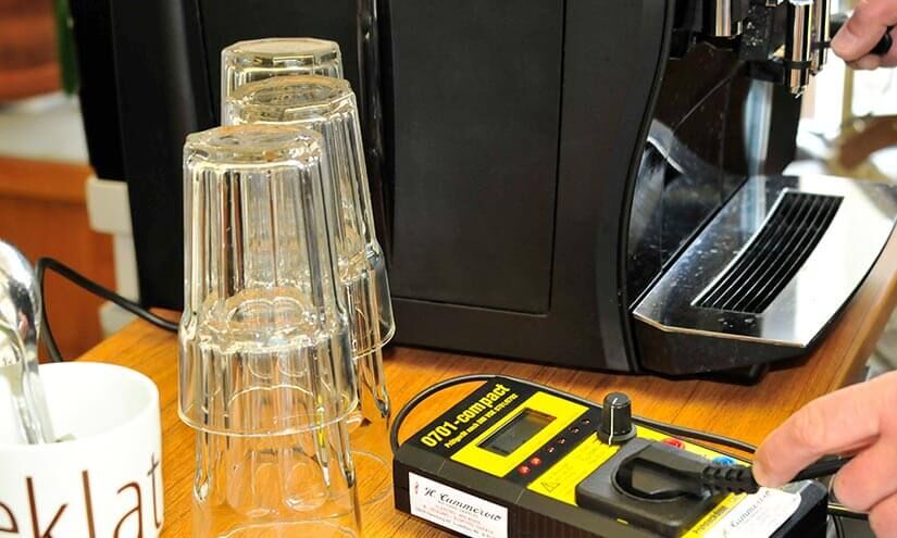 Beim Prüfen von Betriebsmitteln durch unsere erfahrenen Elektriker nach DGUV-Vorschrift 3 gilt: Wir prüfen alle elektrischen Betriebsmittel, einschließlich der Kaffeemaschine, zur Vermeidung von gefährlichen Stromunfällen.