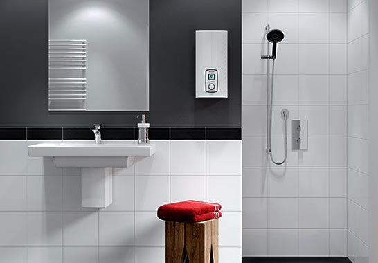 1987 brachte STIEBEL ELTRON mit dem Typ DHE den weltweit ersten vollelektronischen Durchlauferhitzer auf den Markt. Seitdem verkaufen, installieren und reparieren wir die den Wasser- und Energieverbrauch senkenden E-Durchlauferhitzer in Hamburg.