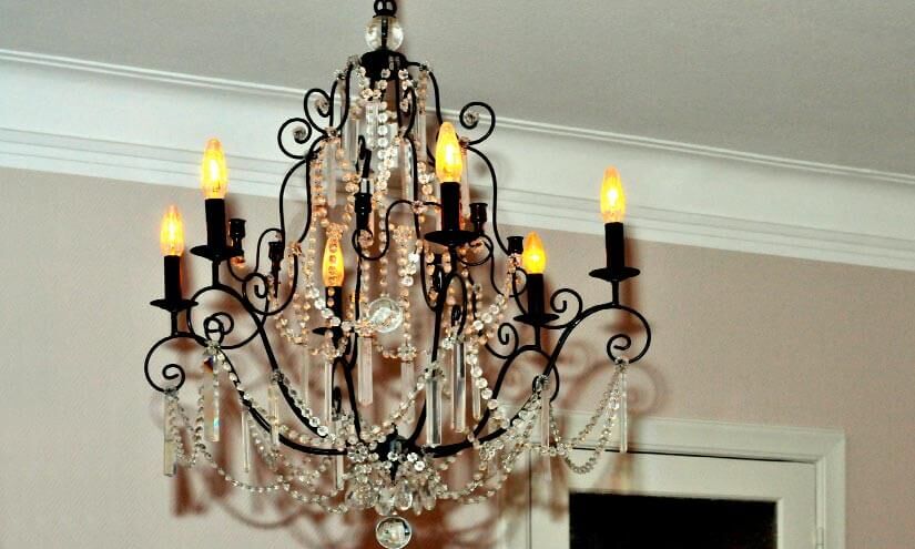 Kronleuchter restaurieren? Cummerow Elektro-Anlagen in Hamburg-Eppendorf macht das mit Liebe zum Detail. Gleiches gilt auch für die Elektro­sanierung im Altbau.