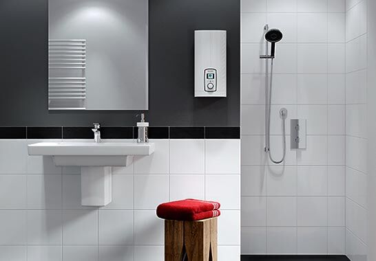 1987 brachte STIEBEL ELTRON mit dem Typ DHE den weltweit ersten vollelektronischen Durchlauferhitzer auf den Markt. Seitdem verkaufen, installieren und reparieren wir die den Wasser- und Energieverbrauch senkenden E-Durchlauferhitzer in Hamburg.