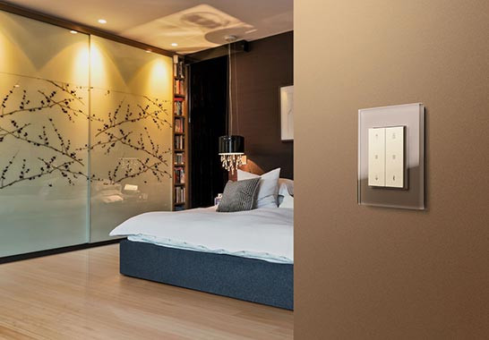 Unsere Elektriker realisieren Beleuchtungs­konzepte – auch in enger Absprache mit Innenarchitekten. Als gelernte Elektroniker für Energie- und Gebäudetechnik arbeiten wir mit Produkten der führenden Hersteller (wie hier von JUNG).