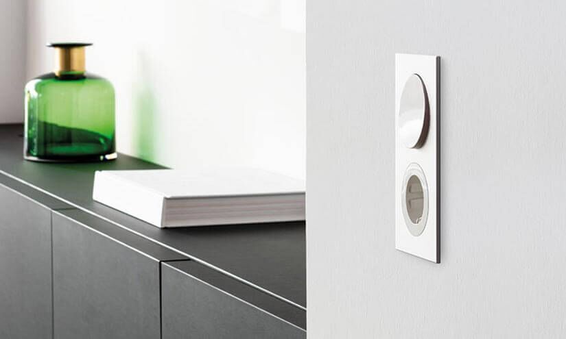 Wenn wir eine Elektroinstallation planen, dann so, dass Sie Energie einsparen können. Etwa durch schaltbare Steckdosen (wie hier von Berker) und die Installation von einzelnen Stromkreisen für verschiedene Nutzungs&shy;bereiche in Wohnung und Büro.