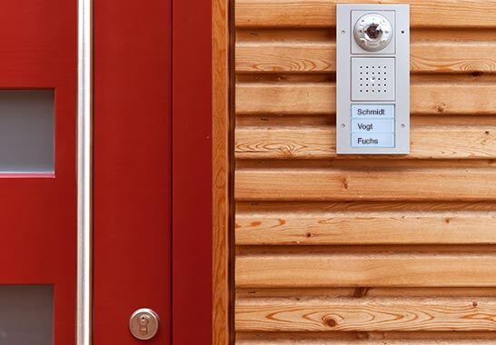 In Hamburg montieren wir Sprechanlagen bzw. Türsprech&shy;anlagen und Video-Türstationen der Hersteller BUSCH-JAEGER, Gira, S. Siedle & Söhne und LIPPERT. Welche Art von Türsprech&shy;anlage die Richtige für Ihr Objekt ist? Wir beraten Sie gern.
